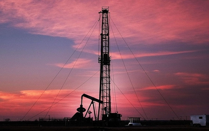 Giá dầu tăng mạnh khi Saudi Arabia hạ mạnh nguồn cung
