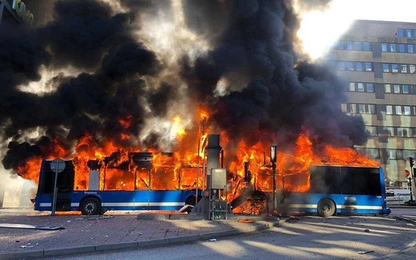 Xe buýt phát nổ như bom, tài xế bỏng nặng