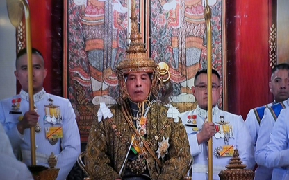 Vua Thái Lan đăng cơ với vương miện nặng 7,3 kg
