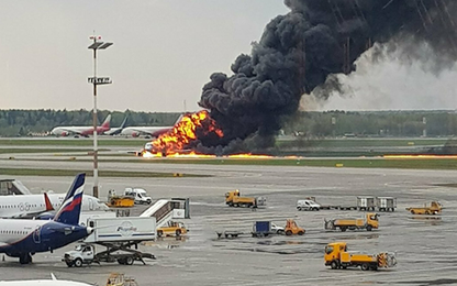 Máy bay Sukhoi cháy rừng rực "như cầu lửa" trên đường băng sân bay Nga