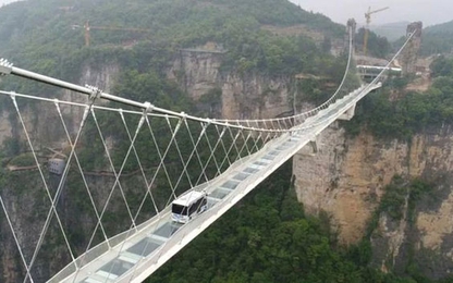 Trung Quốc: Lái xe buýt qua cầu kính khổng lồ để chứng minh an toàn