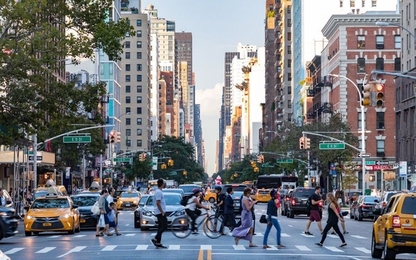 New York xem xét dự luật cấm dùng điện thoại nhắn tin khi đi bộ