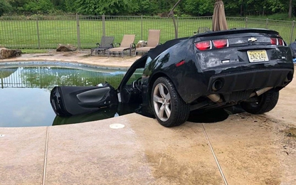 Người đàn ông phi thẳng ôtô xuống bể bơi nhà hàng xóm