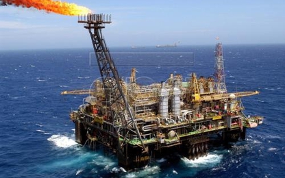 Giá dầu thế giới tăng hơn 1% do nguồn cung thắt chặt
