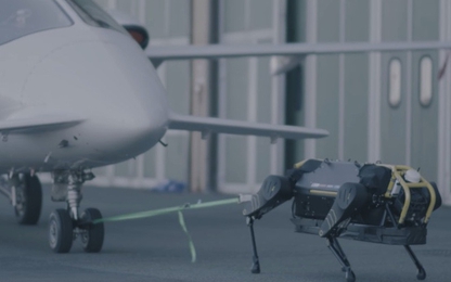 Chó robot HyQReal của Ý đã tự mình kéo được máy bay nặng 3,3 tấn