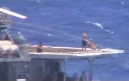 Thủy thủ Nga ung dung tắm nắng lúc tàu khu trục suýt đâm tàu Mỹ