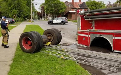 Đang chạy, xe cứu hỏa rơi cả trục bánh xe ra đường