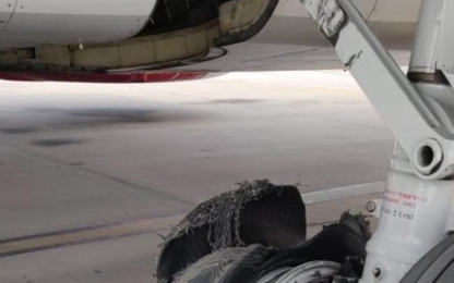 Máy bay Ấn Độ nổ lốp khi hạ cánh khẩn
