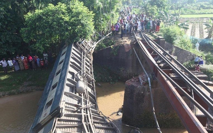 Sập cầu khiến tàu hỏa rớt sông ở Bangladesh, 4 người thiệt mạng