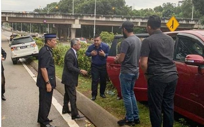 Vua Malaysia dừng xe, hỗ trợ người bị tai nạn giao thông gây ‘sốt’
