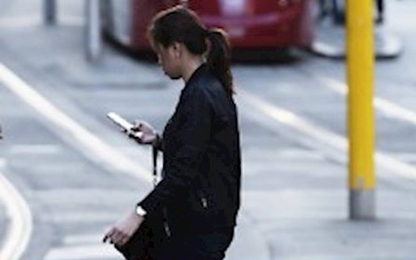 Australia dự định phạt những người vừa sang đường vừa xem điện thoại