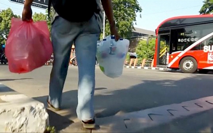 Indonesia trả vé xe buýt bằng rác nhựa