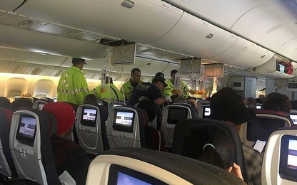 Hành khách bị hất tung lên trần khi máy bay vào vùng nhiễu động