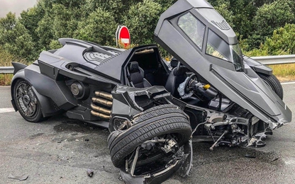 Batmobile - siêu xe của Batman gặp nạn ở Pháp, rơi rụng phần đầu