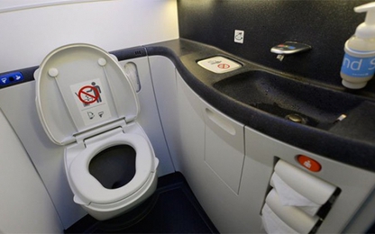 Chuyện gì xảy ra nếu trên máy bay bạn ấn nút xả bồn cầu toilet
