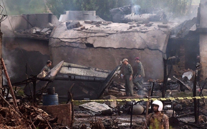 Máy bay quân sự Pakistan rơi ở khu dân cư, 15 người thiệt mạng
