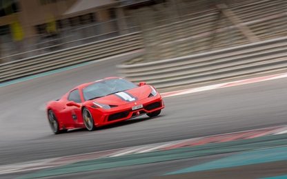 Hàng trăm người yêu xe Ferrari tranh tài tại đường đua F1 Trung Đông