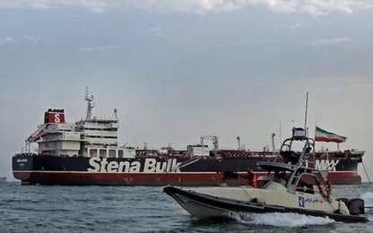 Iran bị tố “đội lốt” chiến hạm Mỹ để bắt tàu dầu