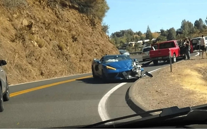 Mới lăn bánh, siêu xe Corvette Stingray 2020 đã bị đâm nát đầu