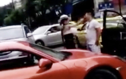 Vợ lái Porsche tát người đi đường, cảnh sát trưởng ở TQ bị cách chức