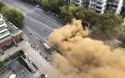 Sập đường hầm tàu điện đánh sụp con đường 4 làn xe ở Trung Quốc