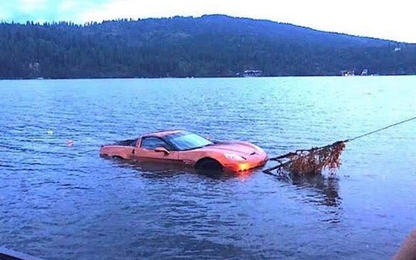 Chủ xe khóc ròng khi thấy xe mình dưới đáy hồ