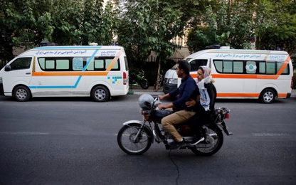Nhà giàu Iran thuê xe cứu thương làm xe riêng để tránh tắc đường