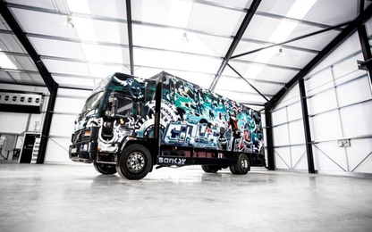 Xe tải do Banksy vẽ được rao bán với giá 1,8 triệu USD
