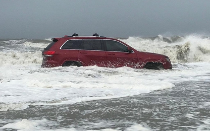Người Mỹ ra biển thổi kèn tiễn đưa xe Jeep mắc kẹt giữa bão Dorian