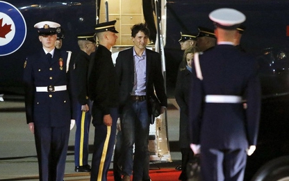Xe báo chí va trúng chuyên cơ chở Thủ tướng Canada Trudeau