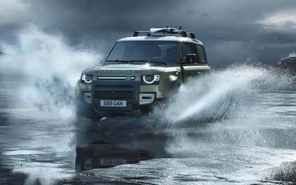 Mưa lớn ngập nặng, Land Rover Defender mới là chiếc xe đáng mơ ước
