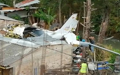Máy bay đâm xuống nhà dân, 7 người thiệt mạng
