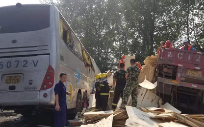 Xe khách nổ lốp, tông vào xe tải làm 36 người chết ở Trung Quốc