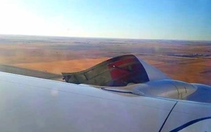 Động cơ máy bay United Airlines rung lắc dữ dội trên bầu trời