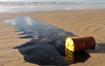 100 tấn dầu bí ẩn nhuộm đen bờ biển Brazil