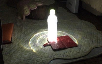 Người Nhật chế đèn từ chai nước, smartphone trong siêu bão Hagibis