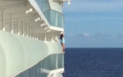 Ra lan can chụp ảnh selfie mạo hiểm,du khách bị cấm đi thuyền cả đời