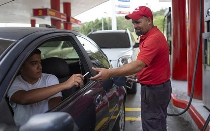 Người dân Venezuela dùng kẹo, thuốc lá...để mua xăng
