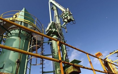 Giá dầu thô tăng vọt gần 5% trong tuần