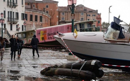 Venice ngập nặng kỷ lục 50 năm, tàu thuyền 'leo lên' vỉa hè