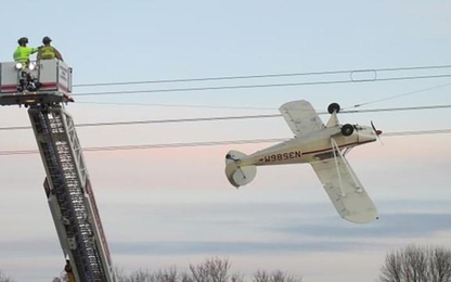 Máy bay mắc vào đường dây điện, phi công Mỹ 65 tuổi thoát nạn