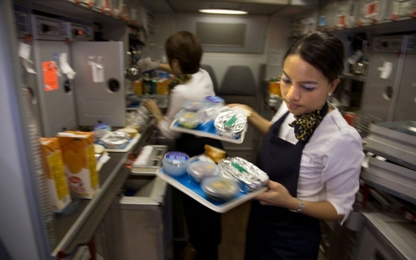 Các hãng hàng không sống nhờ mì tôm, gấu bông như thế nào