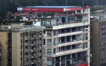 Tòa nhà ở Trung Quốc bỗng nhiên có cả cây xăng trên tầng thượng