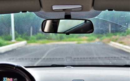 Vì sao trên kính lái ô tô có những chấm đen nhỏ li ti?