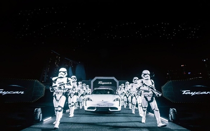Màn ra mắt đậm chất điện ảnh của Porsche Taycan tại Singapore