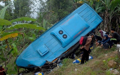 Xe buýt lao xuống núi sâu 150 m ở Indonesia, 24 người chết