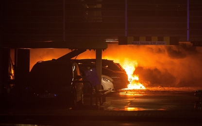 Bãi xe sân bay phát hỏa, 300 ôtô bị thiêu rụi