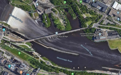 Tài xế kẹt giữa dòng sông băng vì đi theo Google Maps