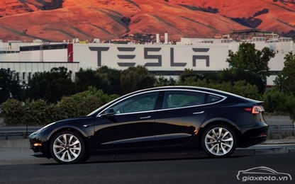 Xe Tesla tăng tốc lên 85mph vì bị đánh lừa bởi miếng băng keo