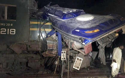 Tàu hỏa đâm đứt đôi xe buýt, 18 người chết